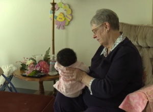 Ova baka je udomila 80 novorođenčadi tokom svog života: "Bog mi je dao DAR za ovo, slomi mi se SRCE kada odu od mene"