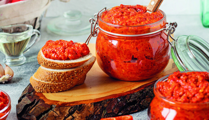 Tradicionalna ljutenica: Najbolja i najukusnija zimnica, ako već niste- spremite je danas!