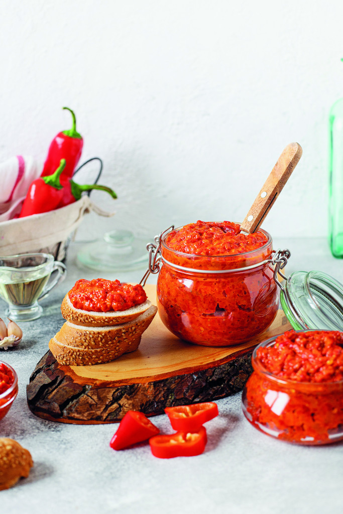Tradicionalna ljutenica: Najbolja i najukusnija zimnica, ako već niste- spremite je danas!
