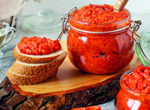 Tradicionalna ljutenica: Najbolja i najukusnija zimnica, ako već niste- spremite je danas!