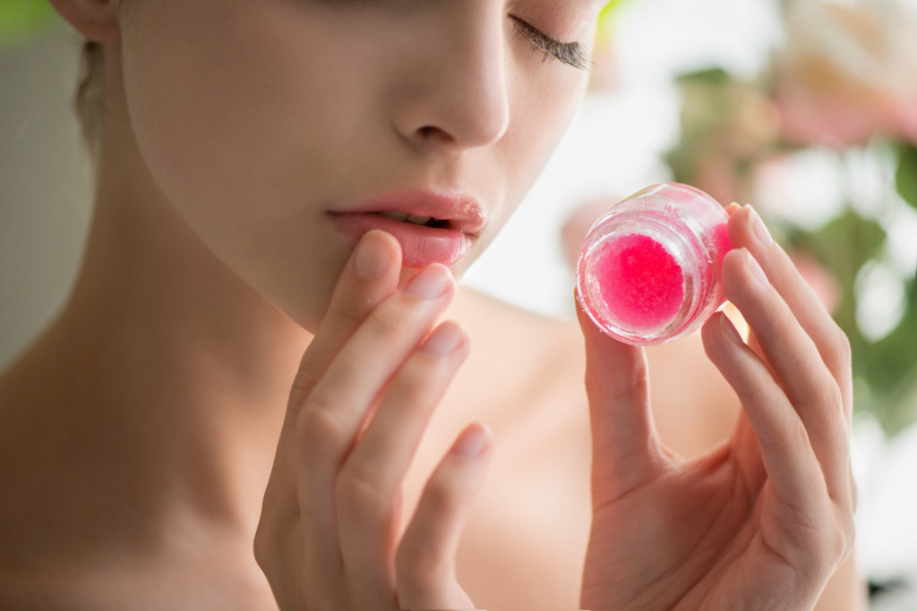 Ljubite se na vetru? Otkrivamo 6 razloga zašto se usne suše tokom zime i kako da ih negujete