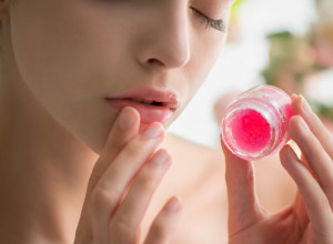 Ljubite se na vetru? Otkrivamo 6 razloga zašto se usne suše tokom zime i kako da ih negujete