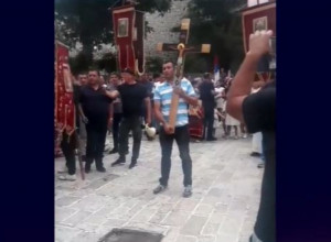 (VIDEO) ISPRAVLJENA NEPRAVDA: Opština Budva uposlila policajca koji je pre dve i po godine razdužio uniformu u znak podrške SPC-u!