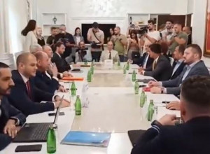 SVI LIDERI PARTIJA DOŠLI NA PREGOVORE O NOVOJ VLADI: Raspodela resora na dnevnom redu