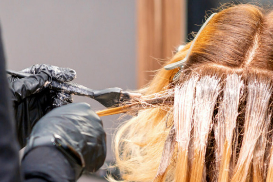 Ana je frizuru platila 16.000 DINARA, a frizerka je uništila: Kosa joj je opadala u pramenovima, na temenu su joj ostale rupe sa crnim tačkama