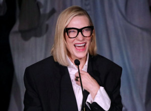 Kejt Blanšet zna šta je ELEGANCIJA: Odabrala je asimetričnu kombinaciju koja će OSVOJITI ulice metropola