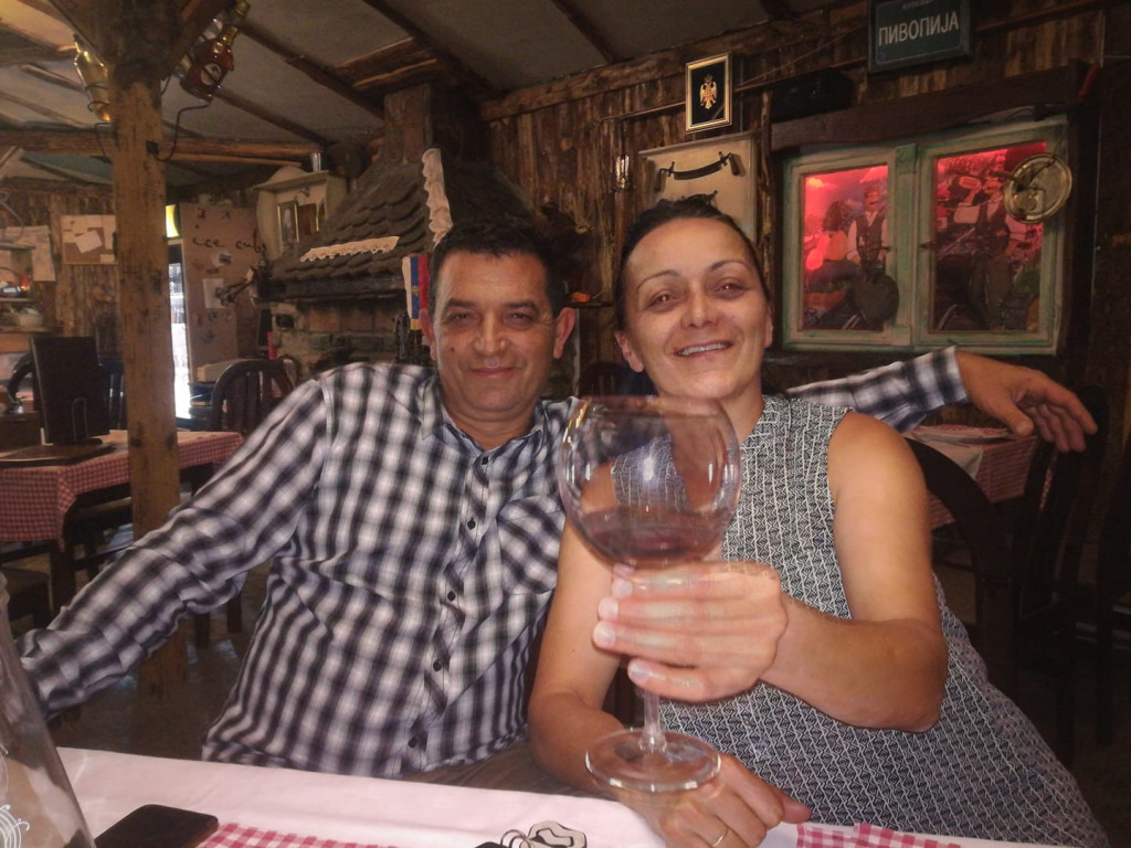 Merima je muslimanka iz Bosanske Krupe, a Dušan Srbin: Ona mesi najbolju česnicu za Božić, a on ima titulu najboljeg zeta u njenoj familiji