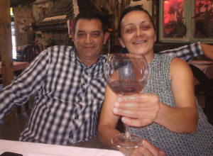 Merima je muslimanka iz Bosanske Krupe, a Dušan Srbin: Ona mesi najbolju česnicu za Božić, a on ima titulu najboljeg zeta u njenoj familiji