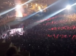 OVAKO SE PALE BADNJACI U CRNOJ GORI: Veličanstven snimak ispred Sabornog hrama - vijore se trobojke, more ljudi (VIDEO)