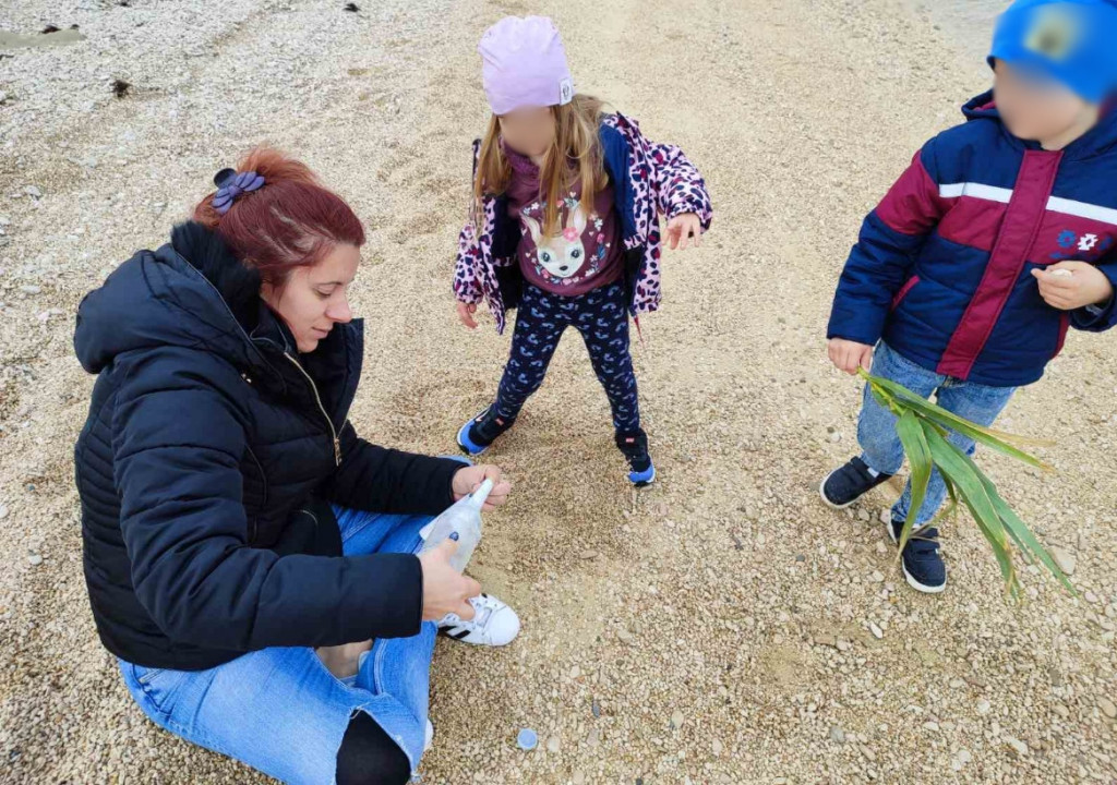 Barbara iz Hrvatske na obali pronašla MISTERIOZNO pismo u boci: Napisale su ga dve tinejdžerke, a sada se traga za njima