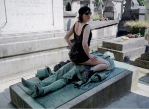 "Nevaljala skulptura" je NAJPERVERZNIJI grob na svetu: Žene ga bukvalno "zaskaču", trljaju se o njega, a razlog je više nego BIZARAN