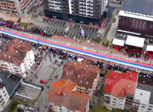 ZA PONOS! RAZVIJENA ZASTAVA RS DUGA 527 METARA: Spektakularan kraj svečanog defilea u Istočnom Sarajevu! (FOTO)