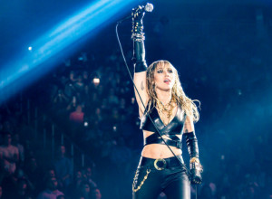 Majli Sajrus ZAPALILA društvene mreže: Izbacila je video na kojem joj se naziru GRUDI