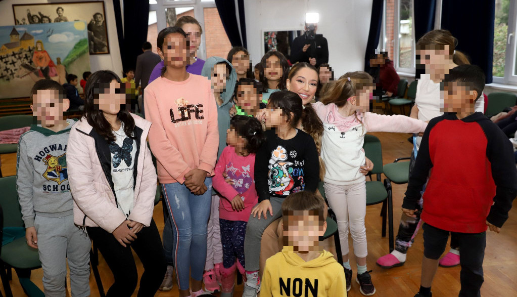 Humanost na delu: Tea Tairović u saradnji sa Alo! obradovala mališane iz Sremske Kamenice i porodicu iz Opova