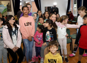 Humanost na delu: Tea Tairović u saradnji sa Alo! obradovala mališane iz Sremske Kamenice i porodicu iz Opova