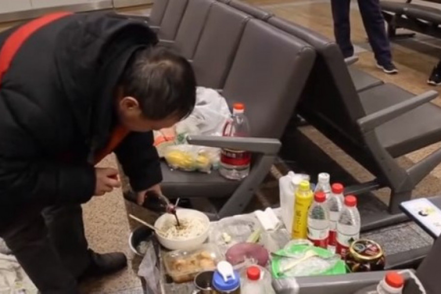 Porodica mu je zabranila da PUŠI pa se odselio na AERODROM: "Ne vraćam se kući, tamo nemam SLOBODU"