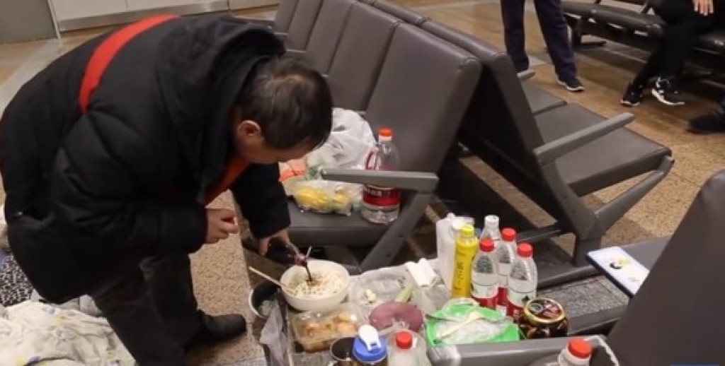 Porodica mu je zabranila da PUŠI pa se odselio na AERODROM: "Ne vraćam se kući, tamo nemam SLOBODU"