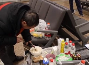 Porodica mu je zabranila da PUŠI pa se odselio na AERODROM: "Ne vraćam se kući, tamo nemam SLOBODU"