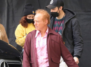 Poznati glumac neprepoznatljiv! Od ultra frajera i  miljenika žena, pretvorio se u riđeg dedicu i niko ne može da pogodi o kome se radi