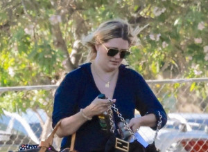 Sa 17 godina je bila na vrhuncu popularnosti: Poznatoj glumici se sada telo deformisalo, a snimak nervnog sloma potresao je ceo svet (VIDEO)