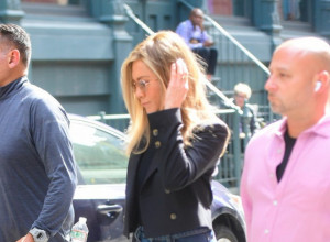 Ovo će biti najtraženiji model pantalona u ovoj sezoni: Dženifer Aniston ih obožava, a sada ćemo ih nositi u najekstremnijem izdanju