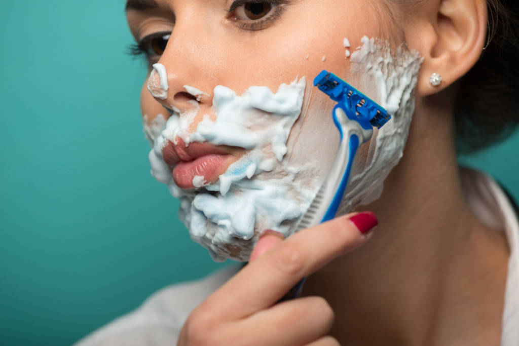 Sve više žena brije LICE: Razlog je potpuno bizaran, a evo šta kažu dermatolozi