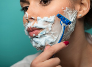 Sve više žena brije LICE: Razlog je potpuno bizaran, a evo šta kažu dermatolozi