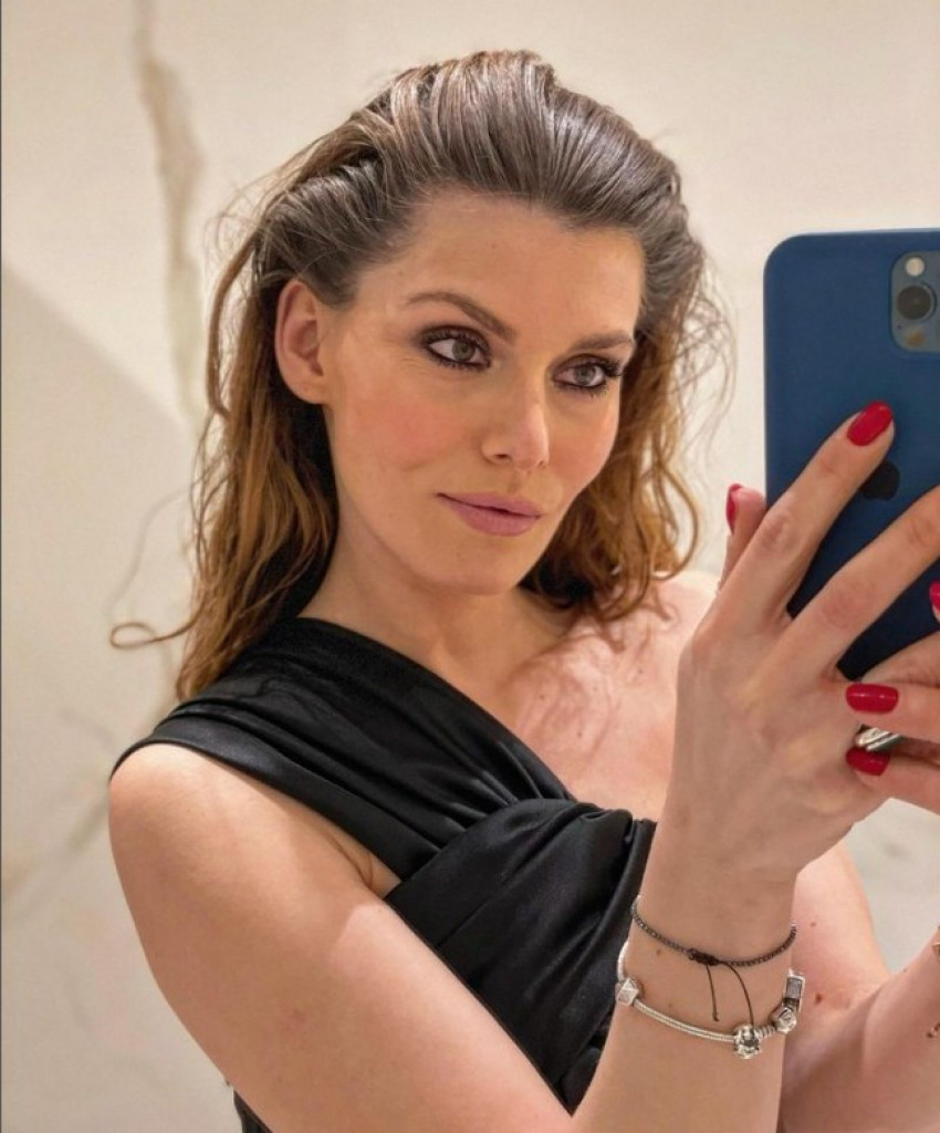 Najtraženiji MODNI komad sezone: Ovoj neobičnoj košulji nije odolela ni Tamara Dragičević