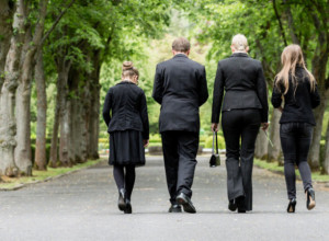 Anđu su sahranile komšije, njih četvoro:  Za muža nije ni postojala, deca otišla svojim putem...