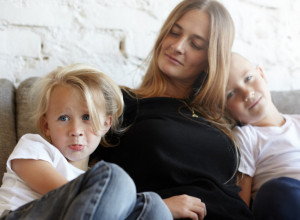 Mama, zašto lažeš? Istraživanje otkriva da majke imaju omiljeno dete, ovih 5 znakova to dokazuje