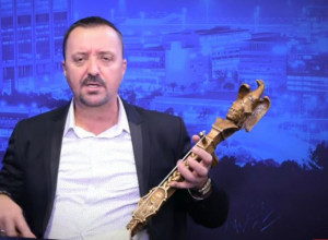HAJKA NA SRBE U CG SE NASTAVLJA Miljanić pozvan na informativni razgovor: GUSLAR policajcu održao čas istorije(VIDEO)