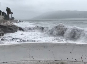 NESTAO DEČAK SA ŠETALIŠTA U HERCEG NOVOM: Talas ga povukao u more