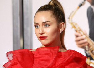 "Šta je sa frizurom, bajo?": Majli Sajrus na Gremiju ne liči na sebe, kažu da izgleda kao da se češljala petardama