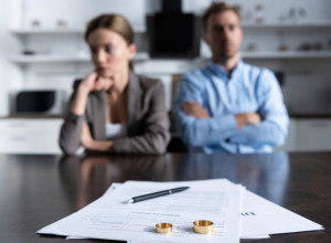 "Živeli smo u njenoj kući...": Razvedeni MUŠKARCI u Srbiji iskreno odgovorili zašto su okončali brak