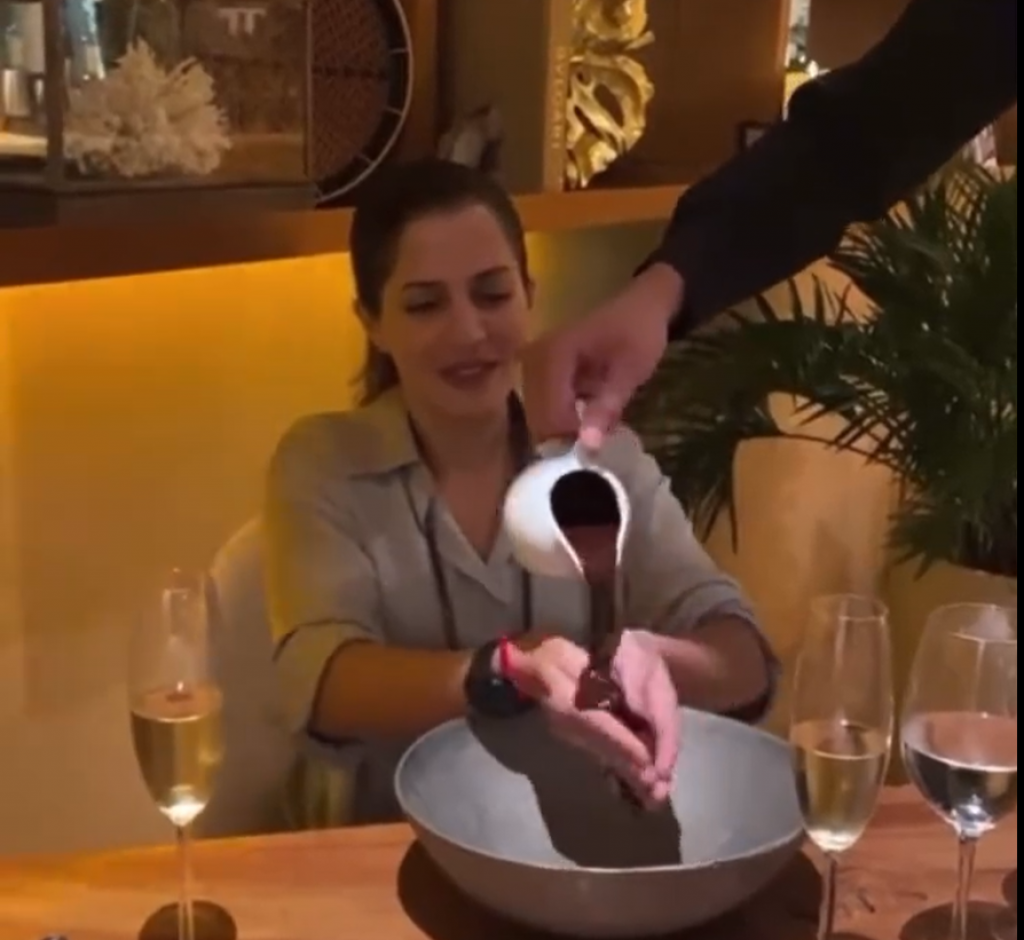 Operite ruke ČOKOLADOM za "samo" 180 evra: Ovaj video je pogledalo više od deset MILIONA ljudi i svi se pitaju ZAŠTO to rade