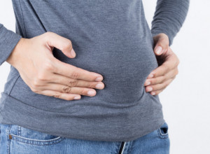 Za gasove, zatvor i nadutost nije kriva samo ISHRANA: Devojke naročito obožavaju ovu ODEĆU, ali nisu svesne da ugrožavaju svoje ZDRAVLJE