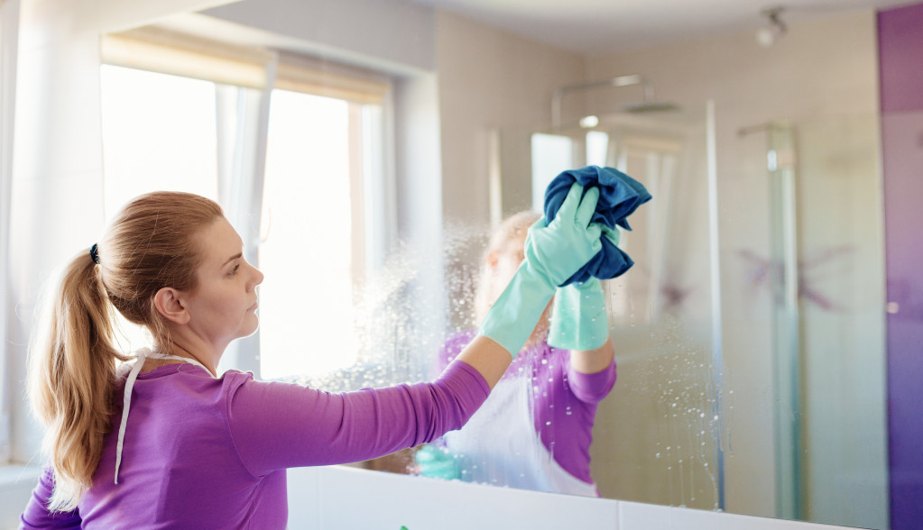 Ogledalo će zablistati: Svi pravimo jednu grešku dok ga čistimo, evo šta je bolje