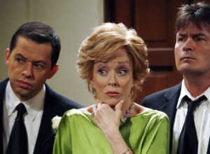 Mama Čarlija i Alana Harpera iz "Dva i po muškarca" ljubi 32 godine mlađu koleginicu: Jedan detalj u njhovoj vezi je mnoge šokirao