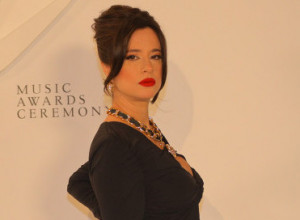 Naša najpoznatija reperka, Sajsi MC, pojavila se na MEKU sa trudničkim stomakom: Blistala je u crnoj uskoj haljini, a otkrila nam je i u kom je MESECU