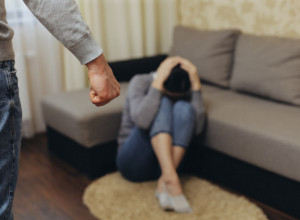 MUŽ ZATEKAO ŽENU SA DVA MUŠKARCA U KUĆI: Vrata bila zaključana, pretio da će ih sve pobiti