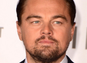 "Šta je sledeće, šetaćeš dete iz VRTIĆA?": Leonardo viđen sa novom devojkom, rođena je 2003. i ljudi se pitaju da li glumac treba da se LEČI