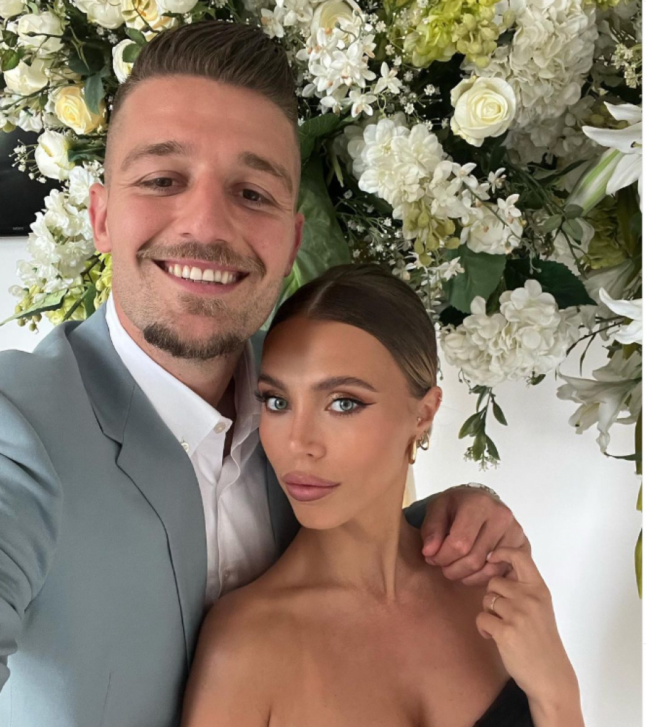 Fudbaler Sergej Milinković Savić uslikan u Rimu sa porodicom: Mala Irina sada ima dva meseca a ovo je bila njena prva šetnja!