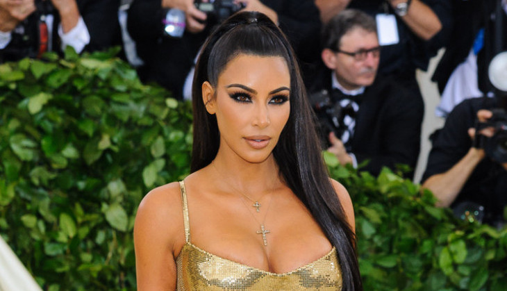 Sve na njoj PRŠTI: Kim Kardašijan oduševila fanove novim fotografijama sa PLAŽE