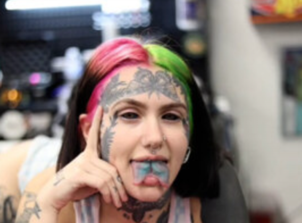 Ona je TATU model i cilj joj je da izgleda kao demon: Kad budete videli njenu fotografiju iz prošlosti ništa vam neće biti jasno!