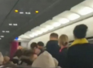 DRAMA U AVIONU: Stjuardese nisu mogle da smire putnika koji je odjednom "podivljao", a onda su reagovale Sarajlije!