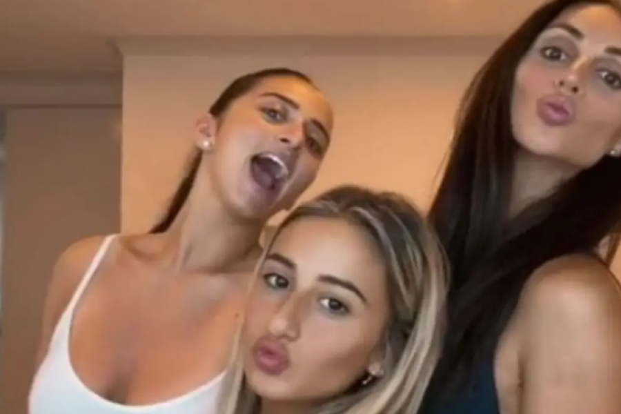 Svi misle da su njih tri sestre: Niko ne može da pogodi ko je mama na fotografiji