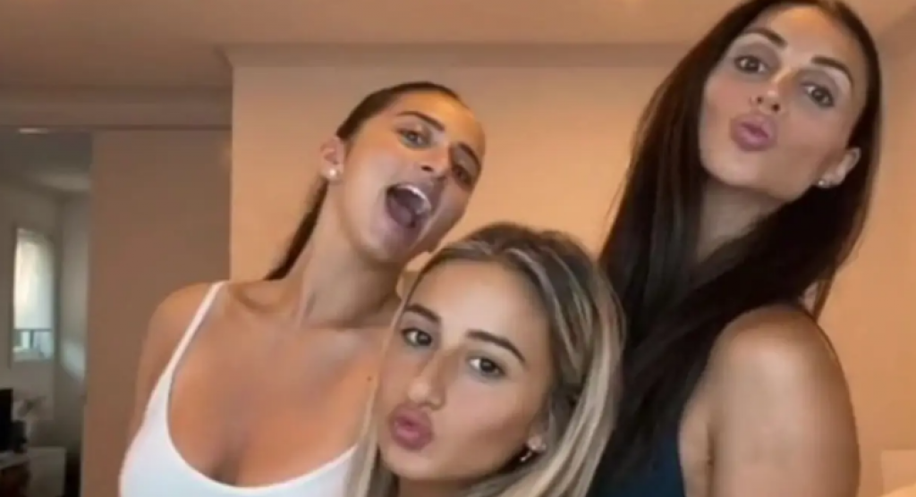Svi misle da su njih tri sestre: Niko ne može da pogodi ko je mama na fotografiji