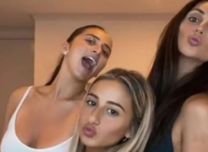 Svi misle da su njih tri sestre: Niko ne može da pogodi ko je mama na fotografiji