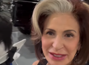 Život počinje u sedamdesetim: Baka, bodibilderka nosi svetlucave kupaće kostime, a ovakve trbušnjake još niste videli