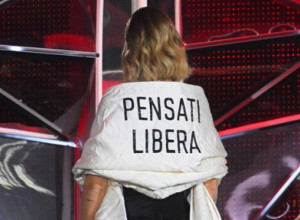 Sinoć je San Remo gledao samo u njeno TELO: Pojavila se u haljini koja NIŠTA ne sakriva, performans ove Italijanke krije veoma VAŽNU poruku